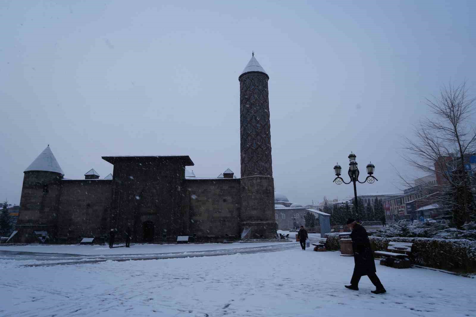 Erzurum güne karla başladı
