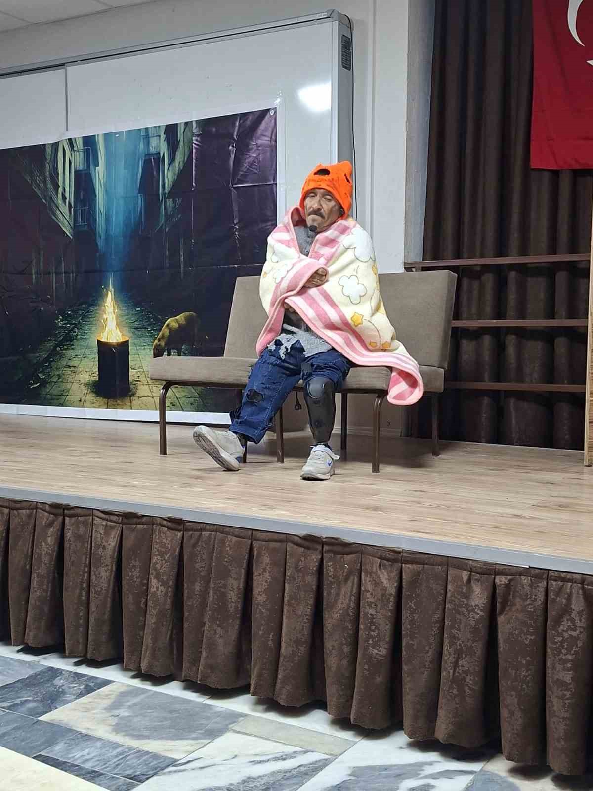 Ayvalıklı engelli oyuncudan "Yalnız Bir Adamın Hikayesi"