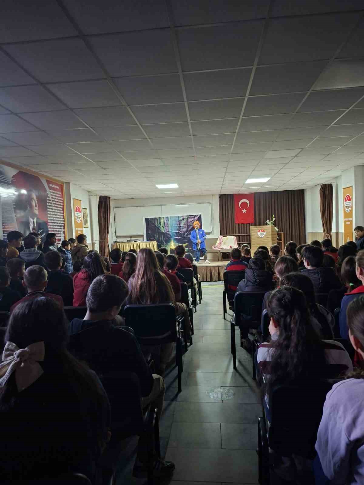 Ayvalıklı engelli oyuncudan "Yalnız Bir Adamın Hikayesi"