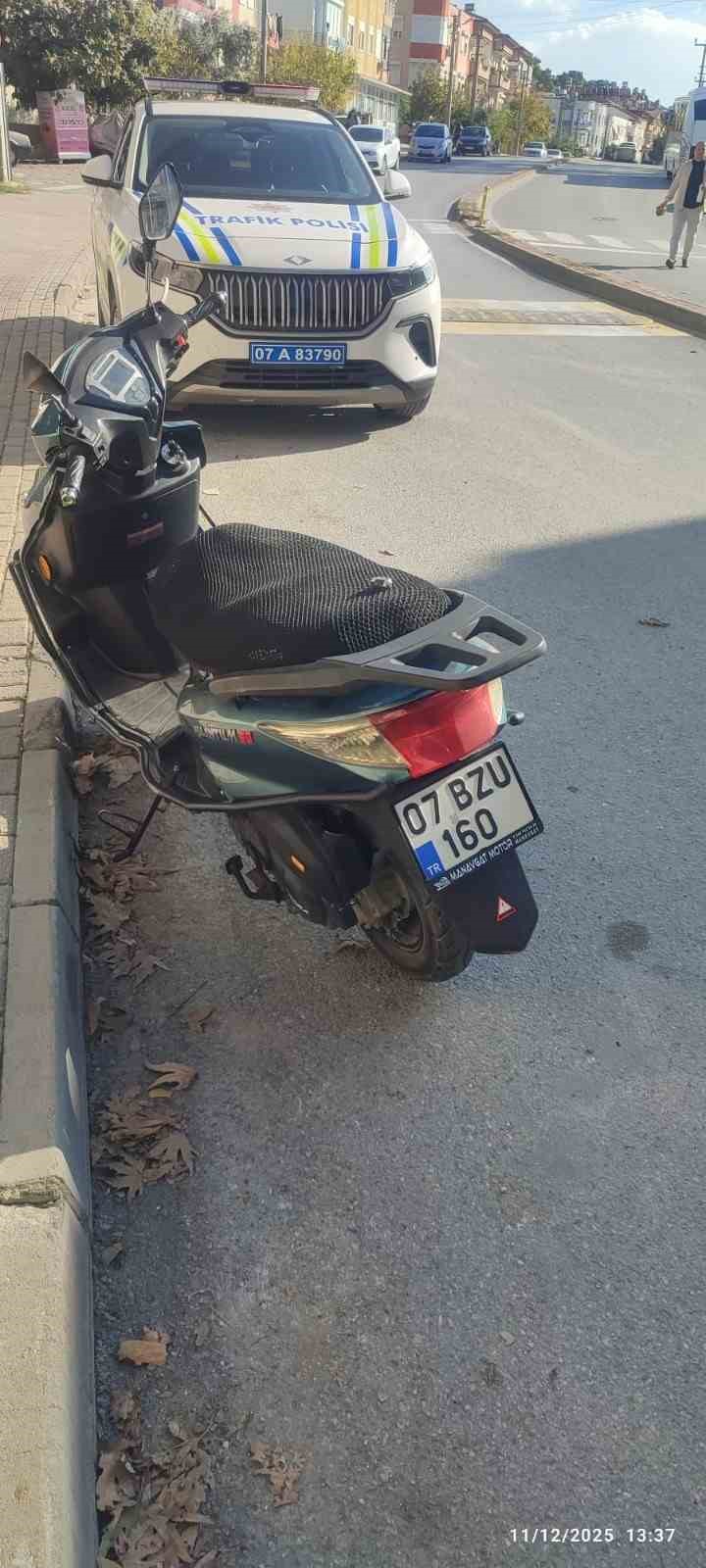 Antalya’da park halindeki otomobile çarpan motosikletli yaralandı
