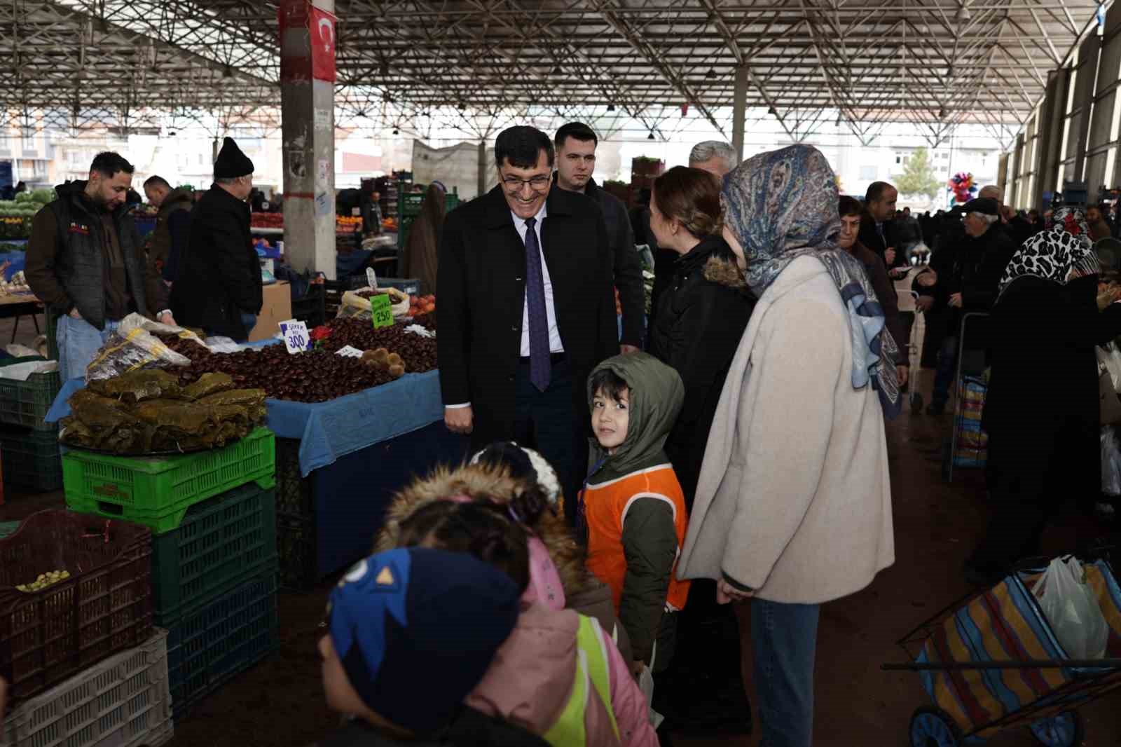 Başkan Eyüp Kahveci, Fatih Mahallesi Semt Pazarı’nda esnaf ve vatandaşlarla buluştu