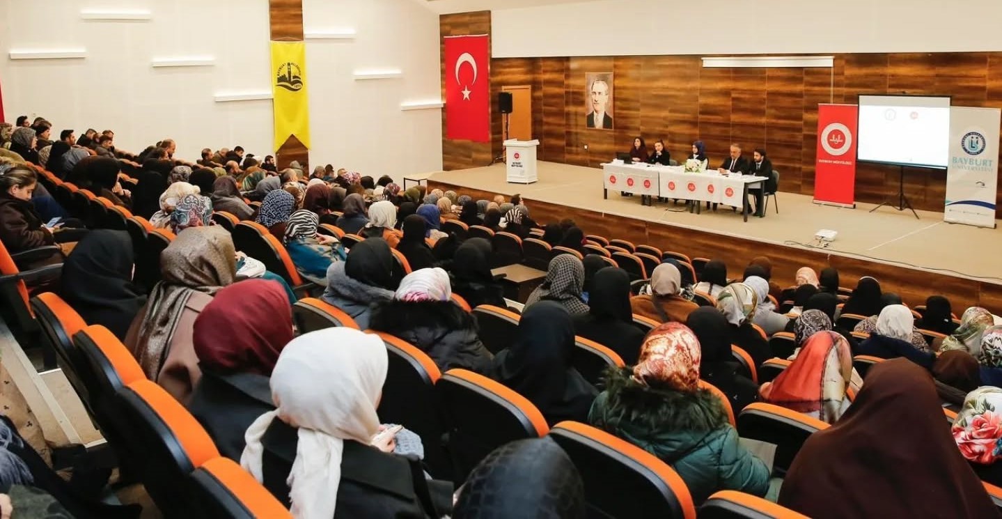 Bayburt’ta insan hakları konulu panel düzenlendi
