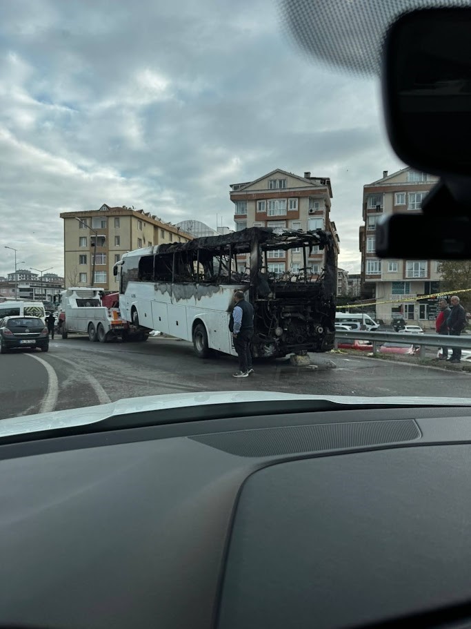 Silivri’de işçi servisi alevlere teslim oldu
