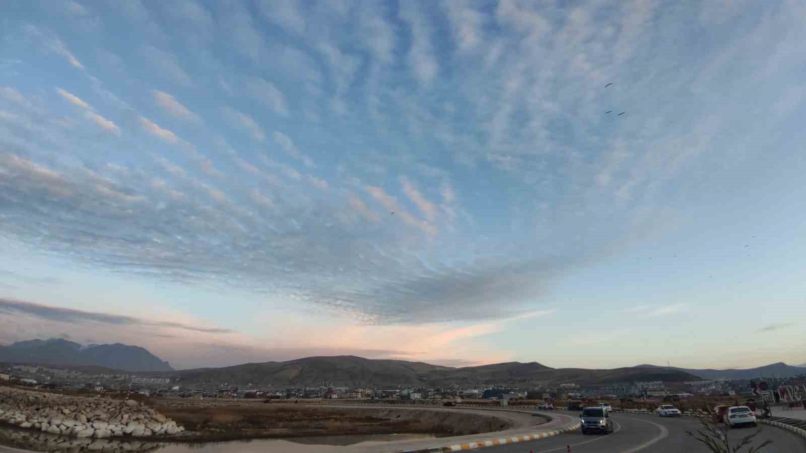 Sirrokümülüs bulutları Van semalarında görsel şölen sundu