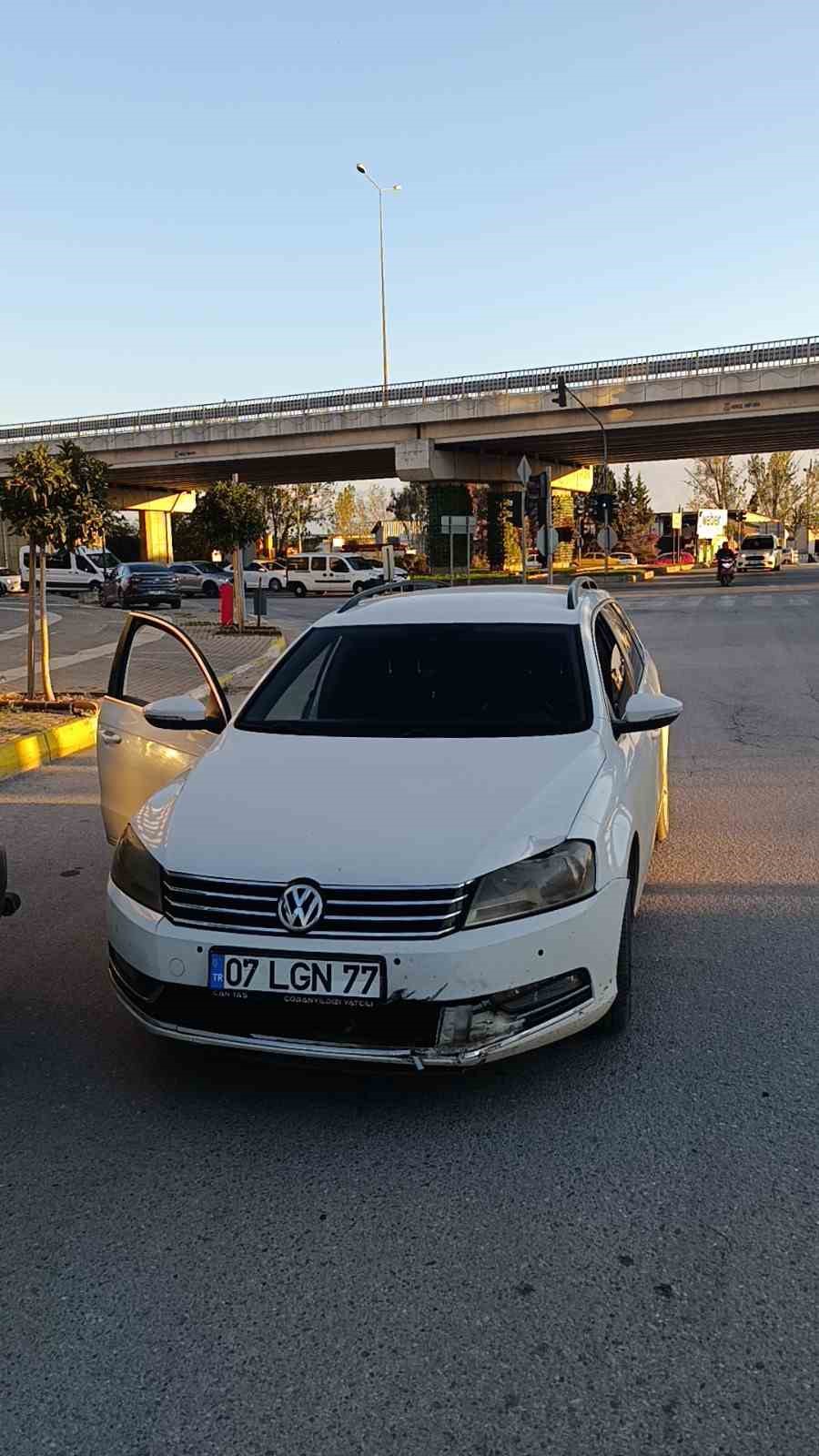Otomobille çarpışan motosikletli yola savruldu: 1 yaralı