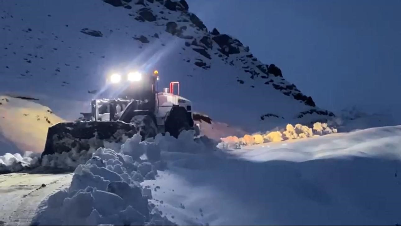 Şırnak’ta kar esareti devam ediyor, ekipler eksi 20 derecede çalışıyor
