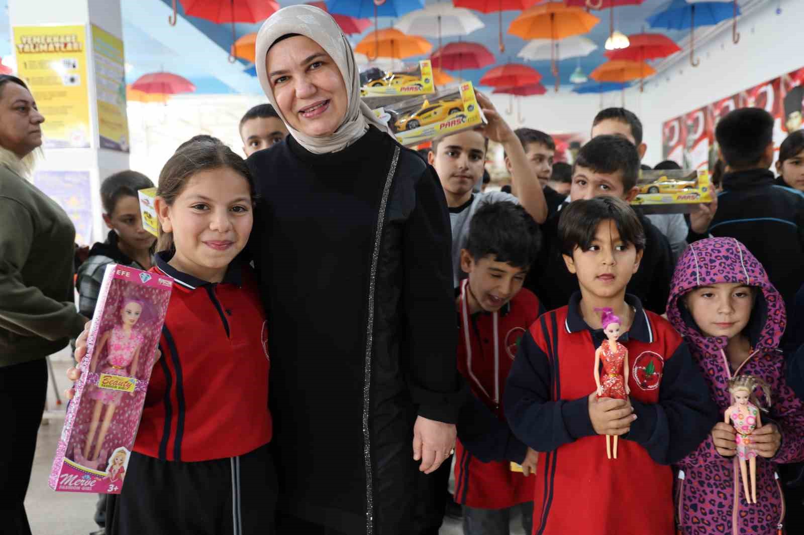 Sağlıkçılar, yatılı bölge okulu öğrencilerinin gönlüne dokundu
