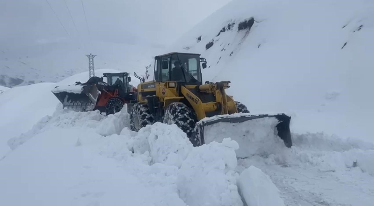 Şırnak’ta karla mücadele çalışmaları: Tünellerle yollar açılıyor
