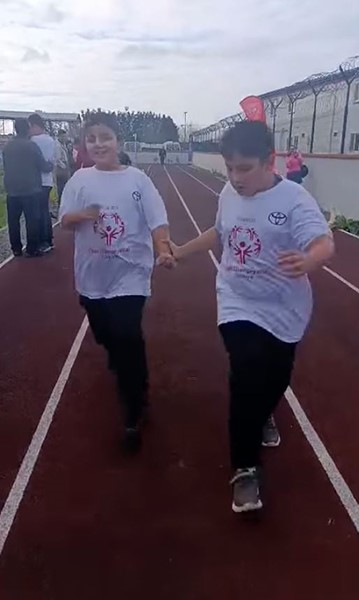 Silivri’de yürekleri ısıtan görüntü: Özel eğitim öğrencisi yarışı bıraktı, arkadaşını bekledi