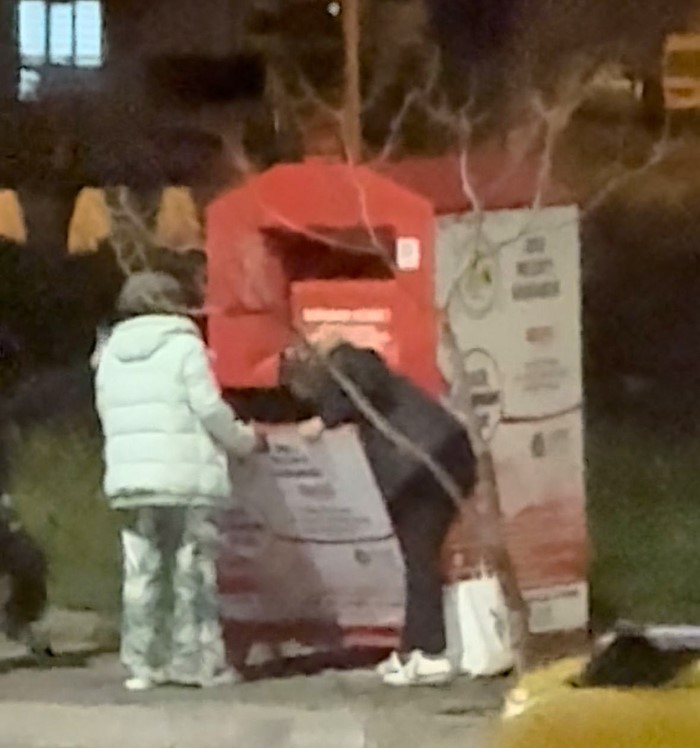 Giysi kumbarasından kıyafet çaldılar