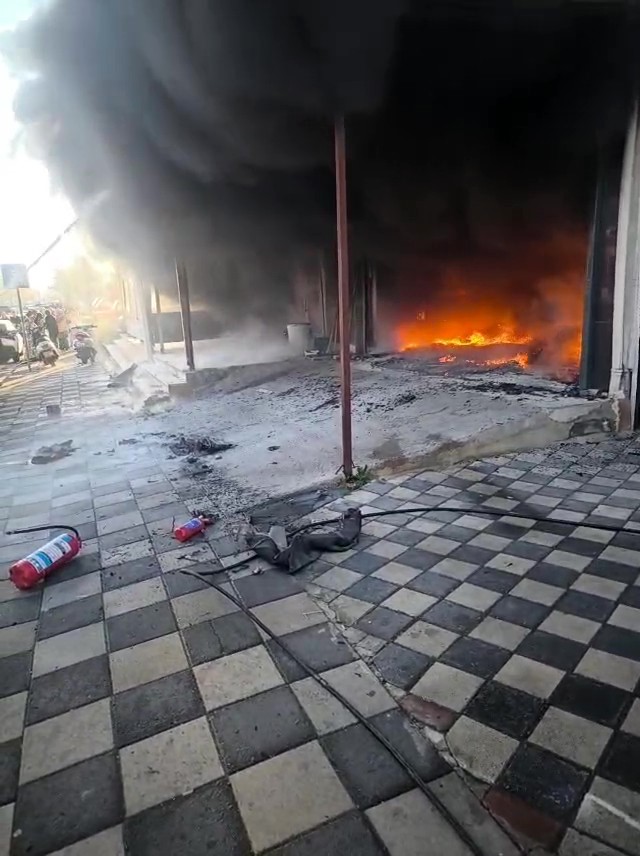 Oto tamir dükkanı ve 2 araç çıkan yangında küle döndü