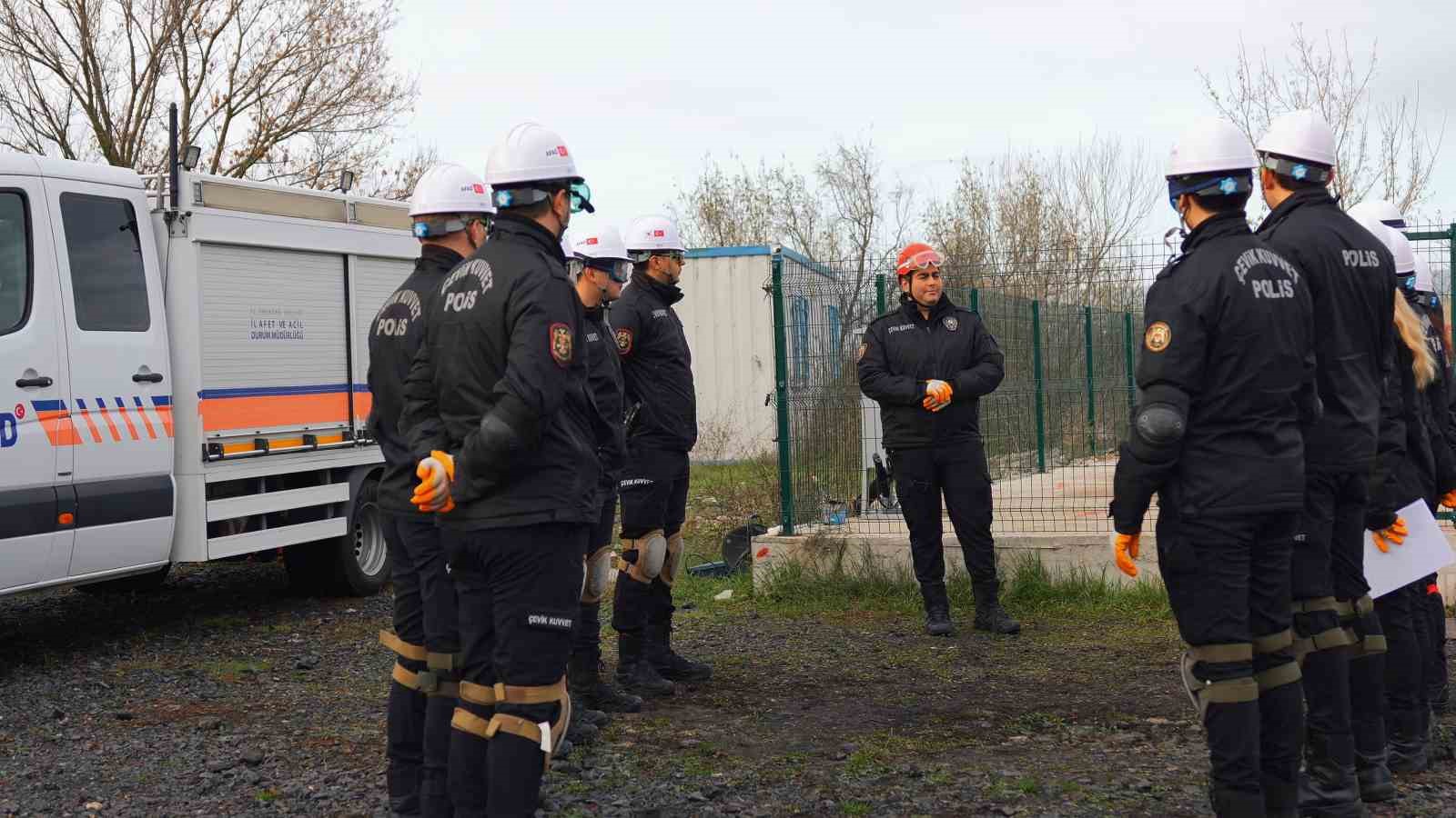 Tekirdağ’da çevik kuvvete afet anında enkazda arama kurtarma eğitimi

