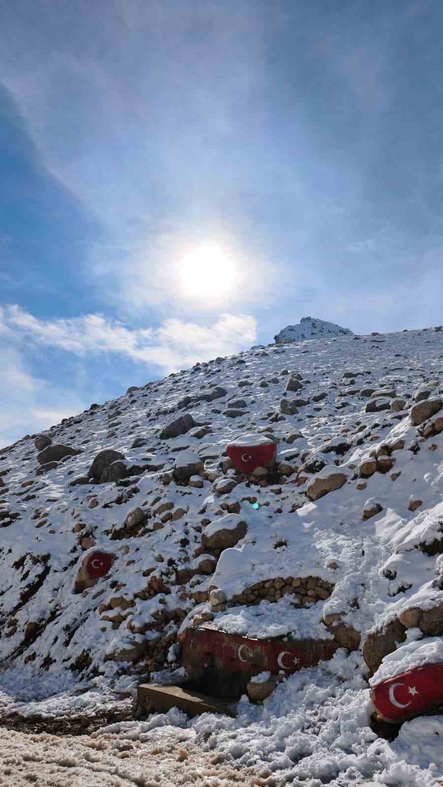 Kaş’ın yüksek kesimleri beyaza büründü