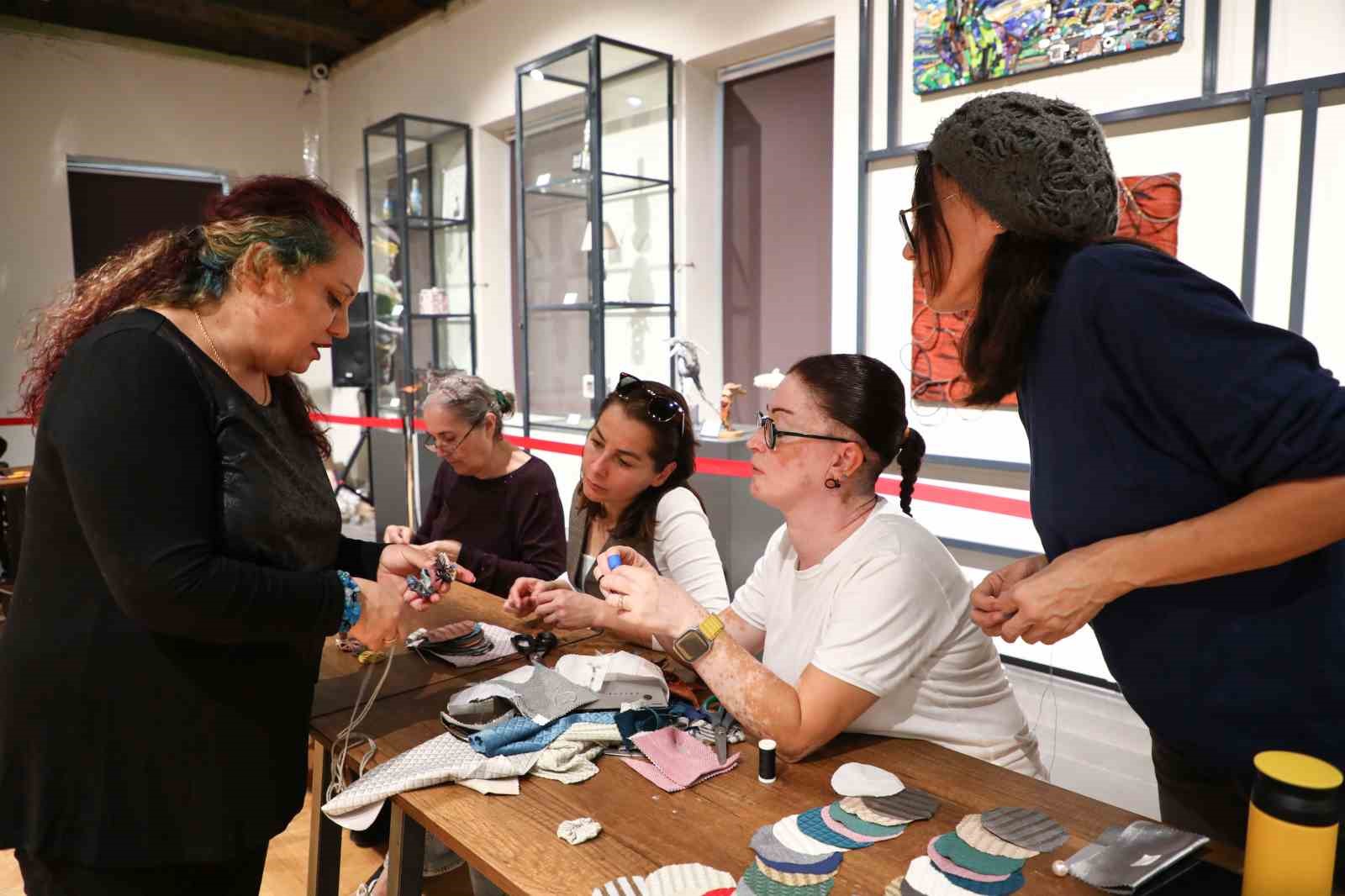 Atık kumaşlar kadınların emeğiyle yılbaşı maskotlarına dönüştü
