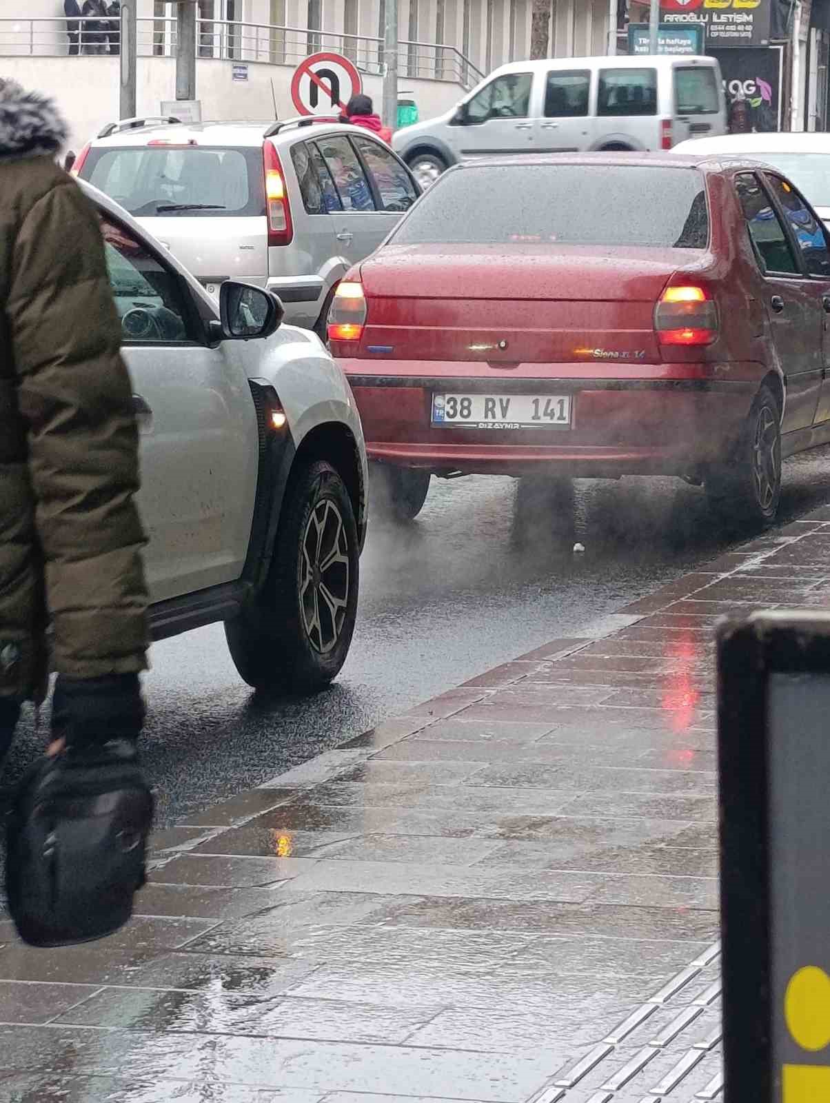 Önce kaldırıma çıktı, sonra dükkana girdi
