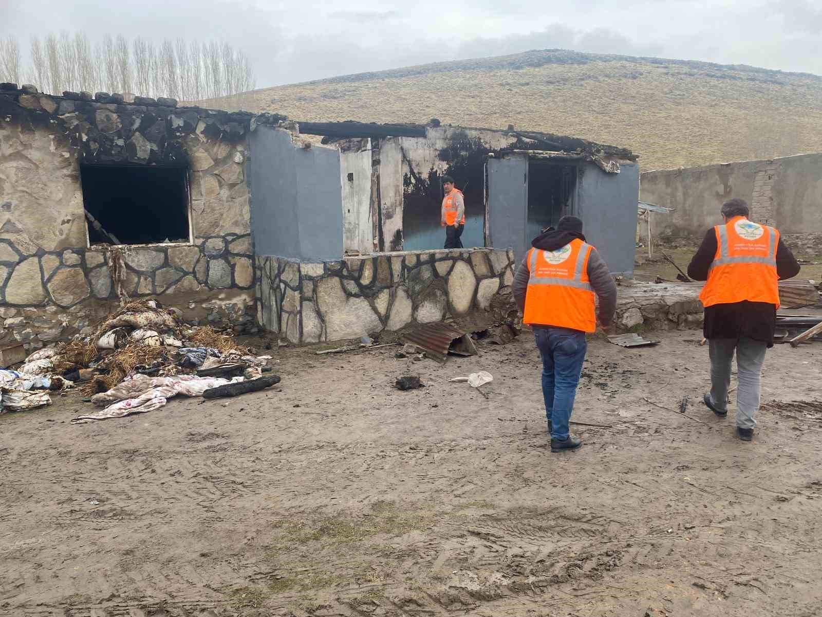 Patnos’ta evi yanan aileye dernekten yardım eli
