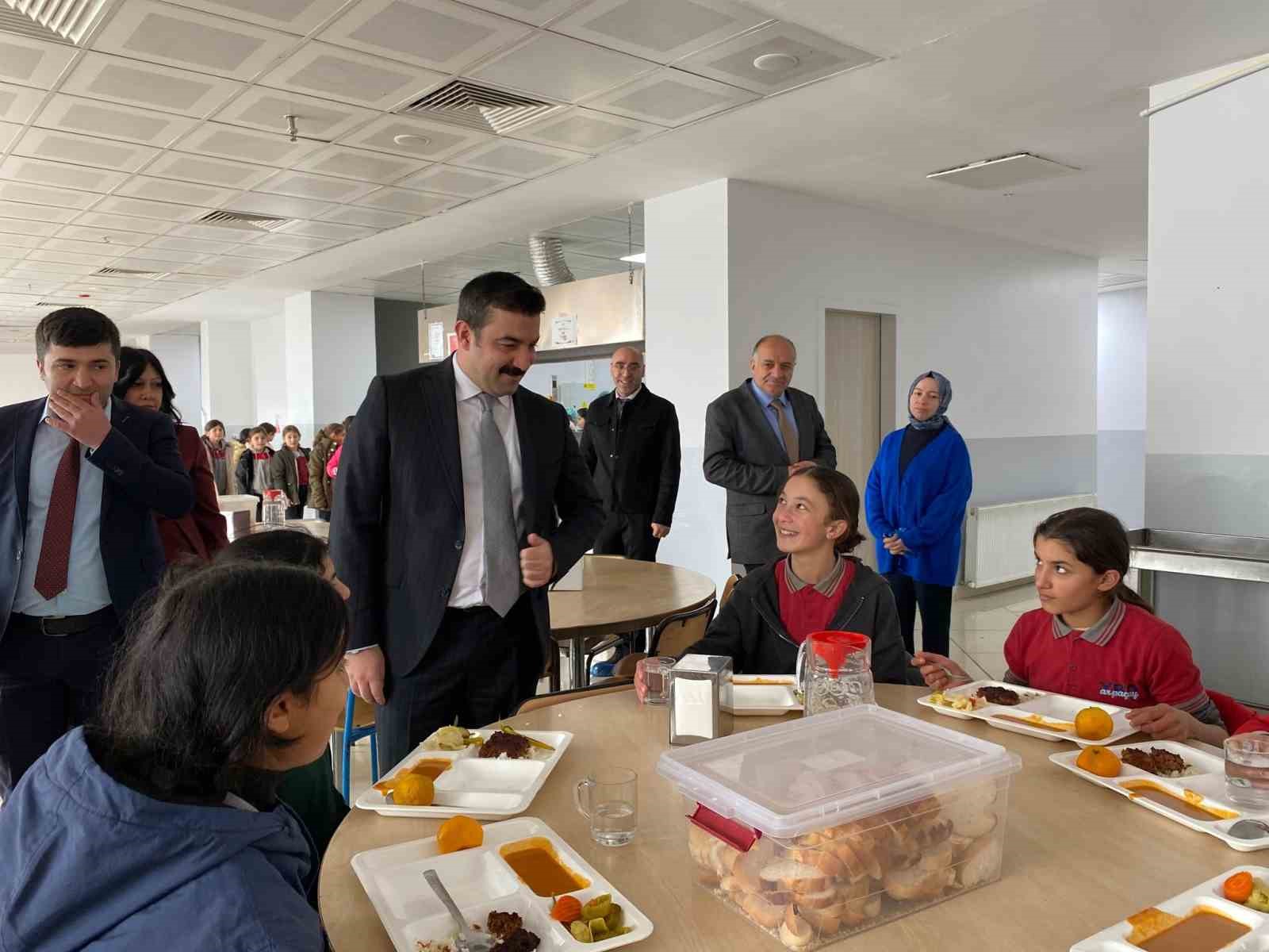 Arpaçay Kaymakamı öğrencilerle öğle yemeğinde buluştu