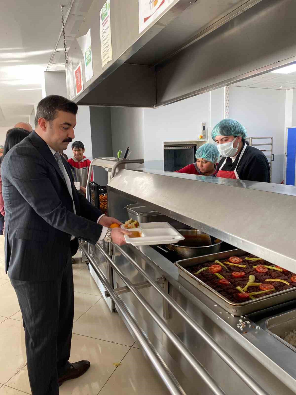 Arpaçay Kaymakamı öğrencilerle öğle yemeğinde buluştu
