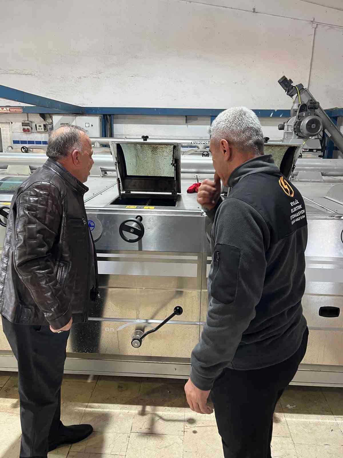 Başkan Özel, zeytin sezonunda üreticilerle yağ sıkım tesisinde buluştu