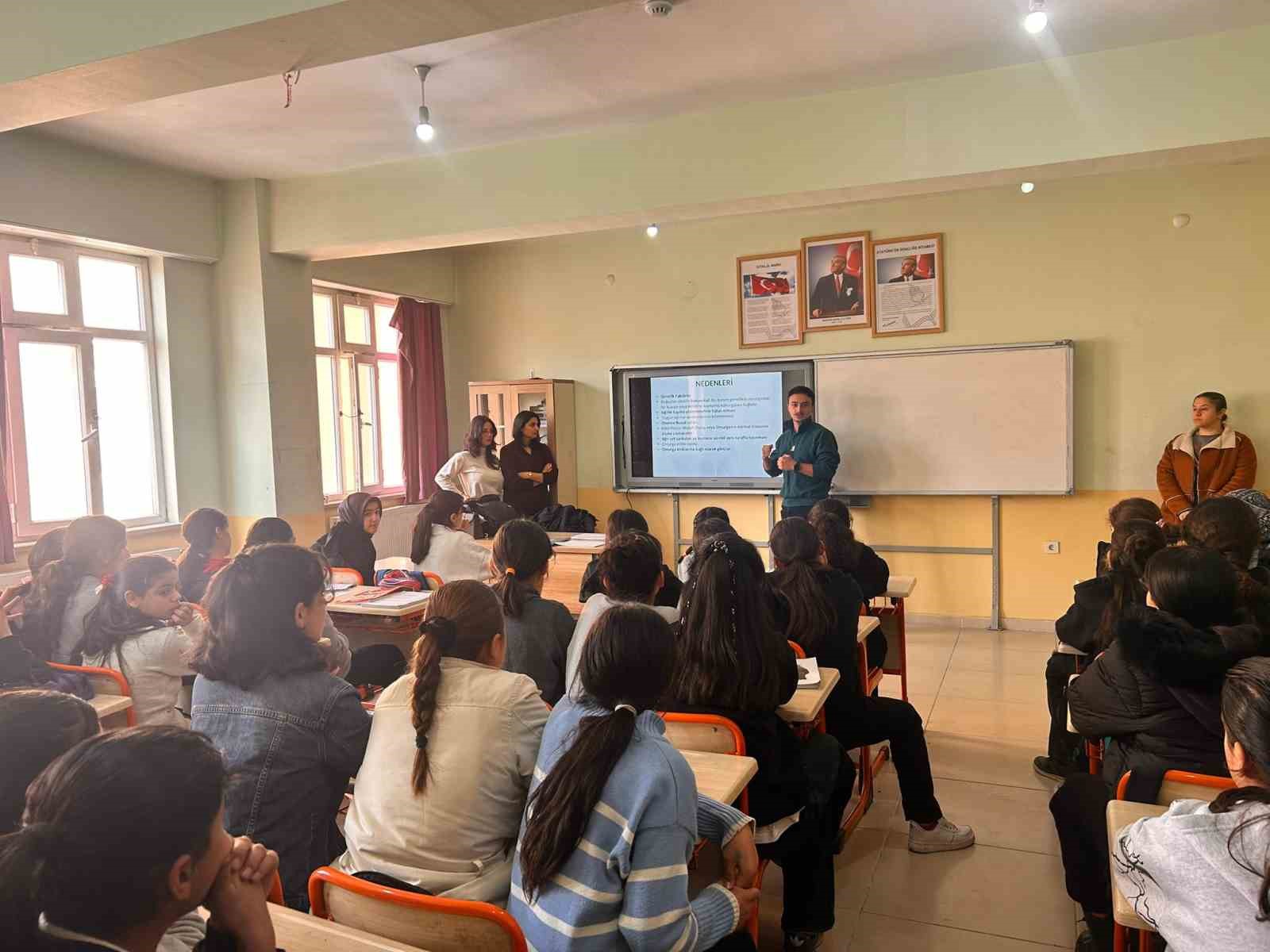 Malazgirt’te 8. sınıf öğrencilerine skolyoz taraması yapıldı