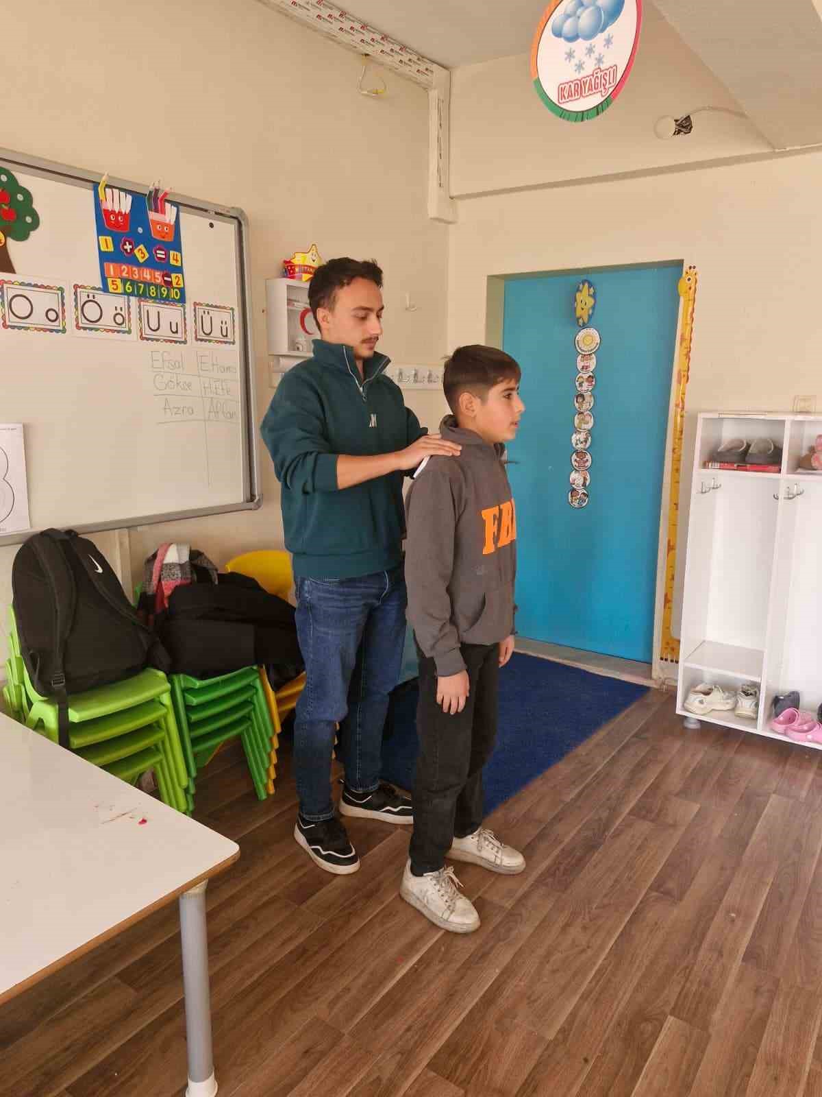 Malazgirt’te 8. sınıf öğrencilerine skolyoz taraması yapıldı