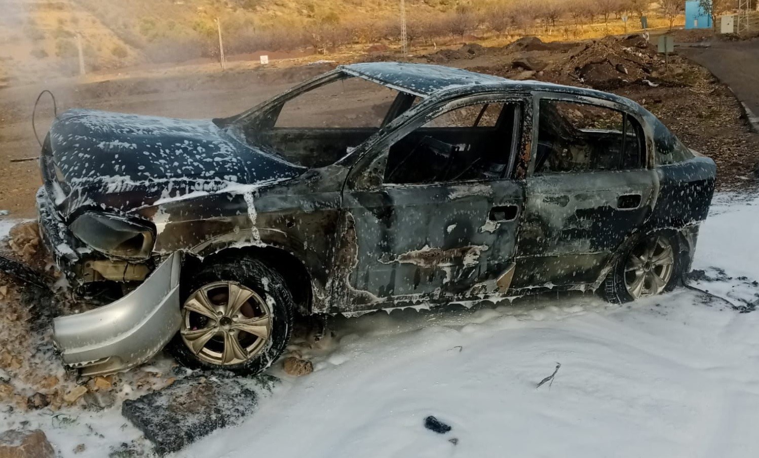 Alev alev yanan otomobil hurdaya döndü