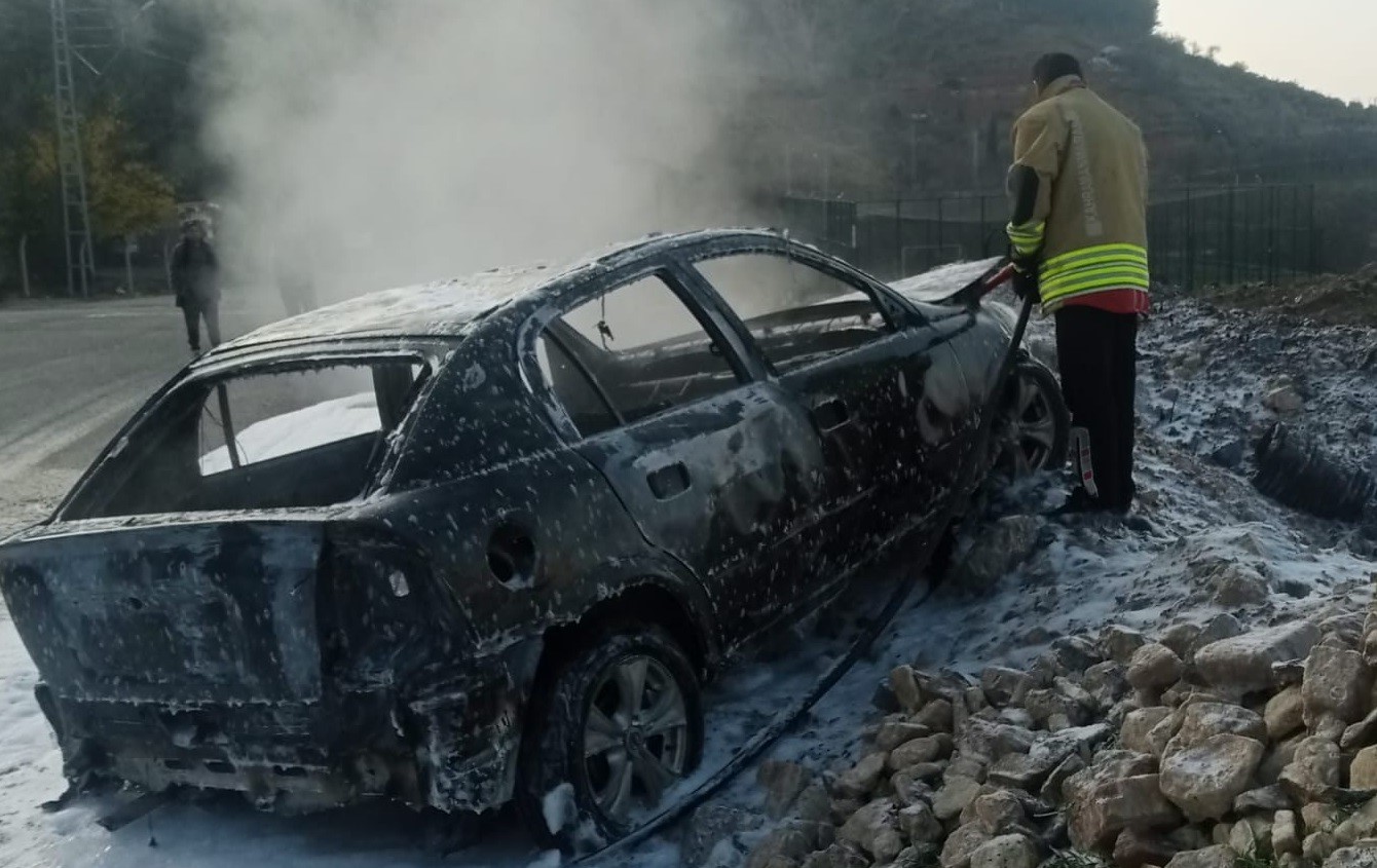 Alev alev yanan otomobil hurdaya döndü