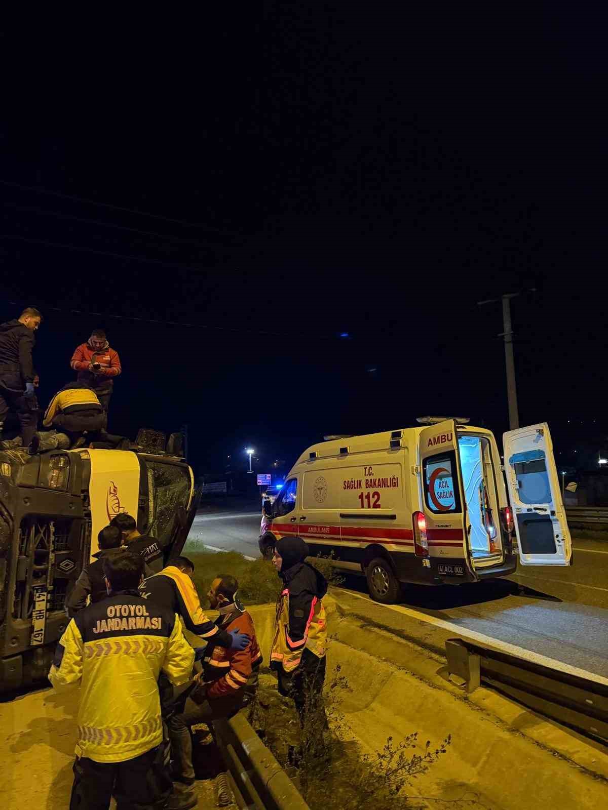 Kuzey Marmara Otoyolu girişinde beton mikseri devrildi: 2 yaralı