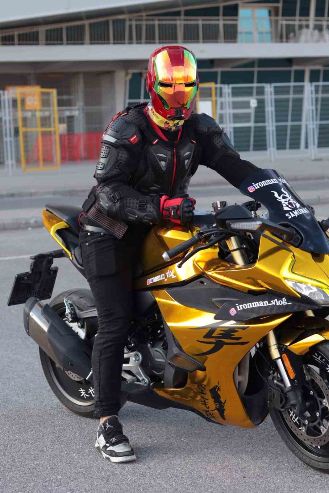 İron-Man kaskı ile dolaşan motosikletli dikkat çekiyor