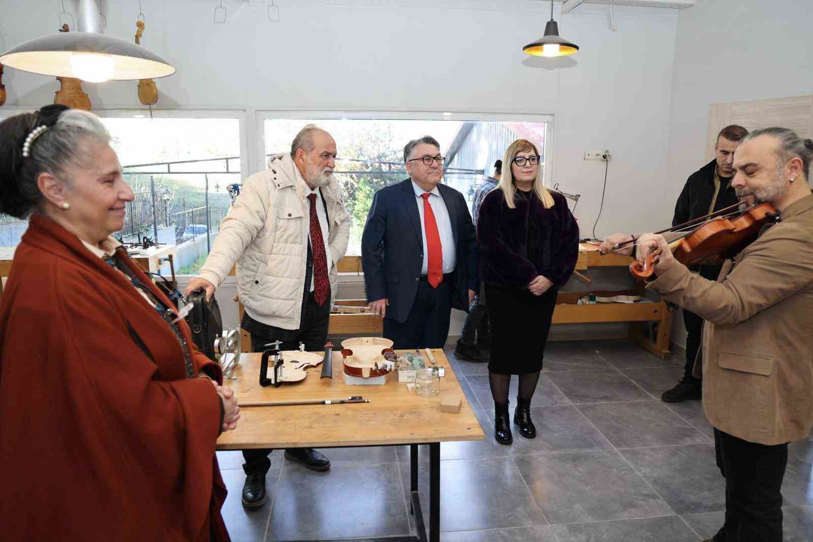 Rektör Özölçer ile Yazar Dr. Sait Başer, BEUN Çalgı Yapım Atölyesini ziyaret etti
