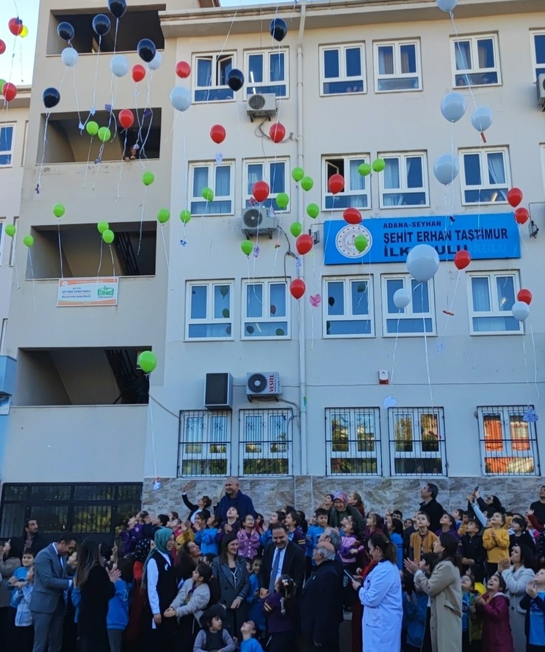 &Ouml;ğrenciler Gazzeli &ccedil;ocuklar i&ccedil;in balonları g&ouml;ky&uuml;z&uuml;ne bıraktı
