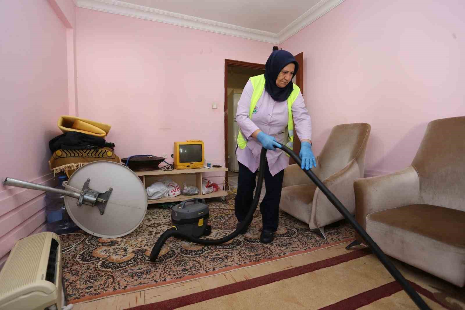 Yalnız yaşayan yaşlı kadına şefkat eli
