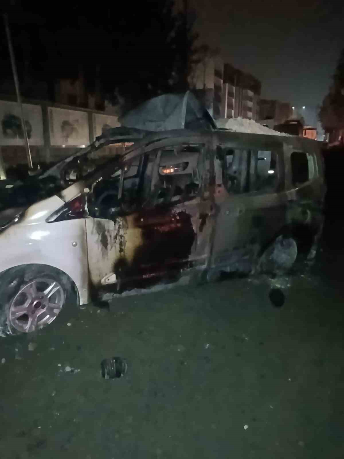 Şantiye &ccedil;alışmaları esnasında zarar verilen doğalgaz borusundan &ccedil;ıkan alevlerle hafif ticari ara&ccedil; yandı
