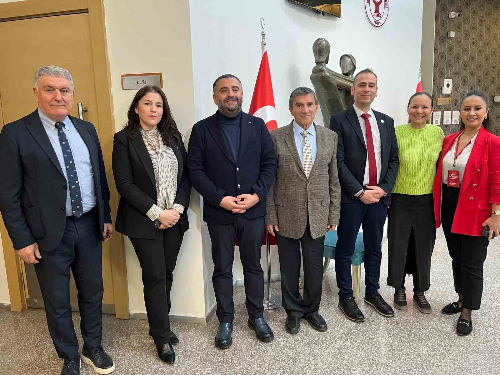 Prof. Dr. Üstün Dökmen İzmir’de ailelerle buluştu