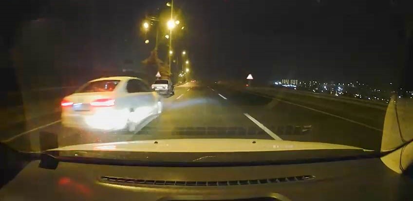 Islak yolda makas atan sürücü, kameraya yansıdı