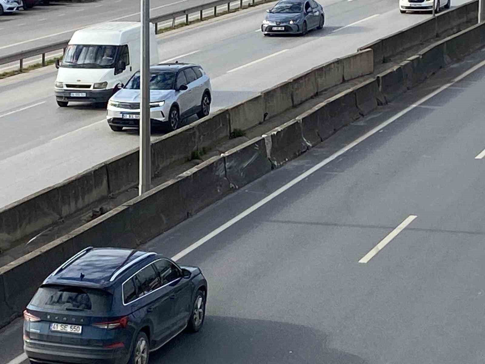 Beton bariyere çarpan otomobil devrilip sürüklendi, kaza anı kamerada