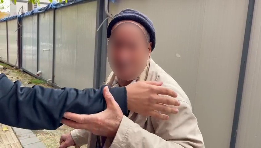 Dilenci, zabıtanın el koyduğu parayı almak için geri döndü
