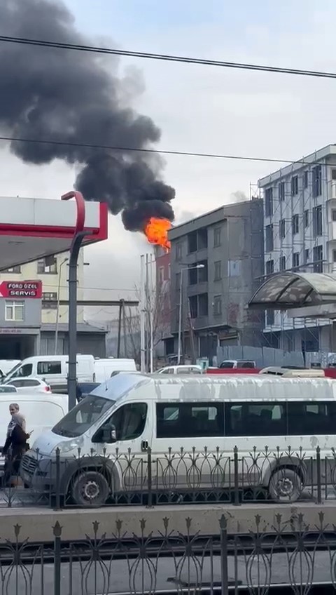 Sultangazi Cebeci Mahallesi’nde bir binanın çatısında yangın çıktı. Can pazarının yaşandığı yangına itfaiye ekipleri müdahale ederken, bölgeye çok sayıda ekip sevk edildi.