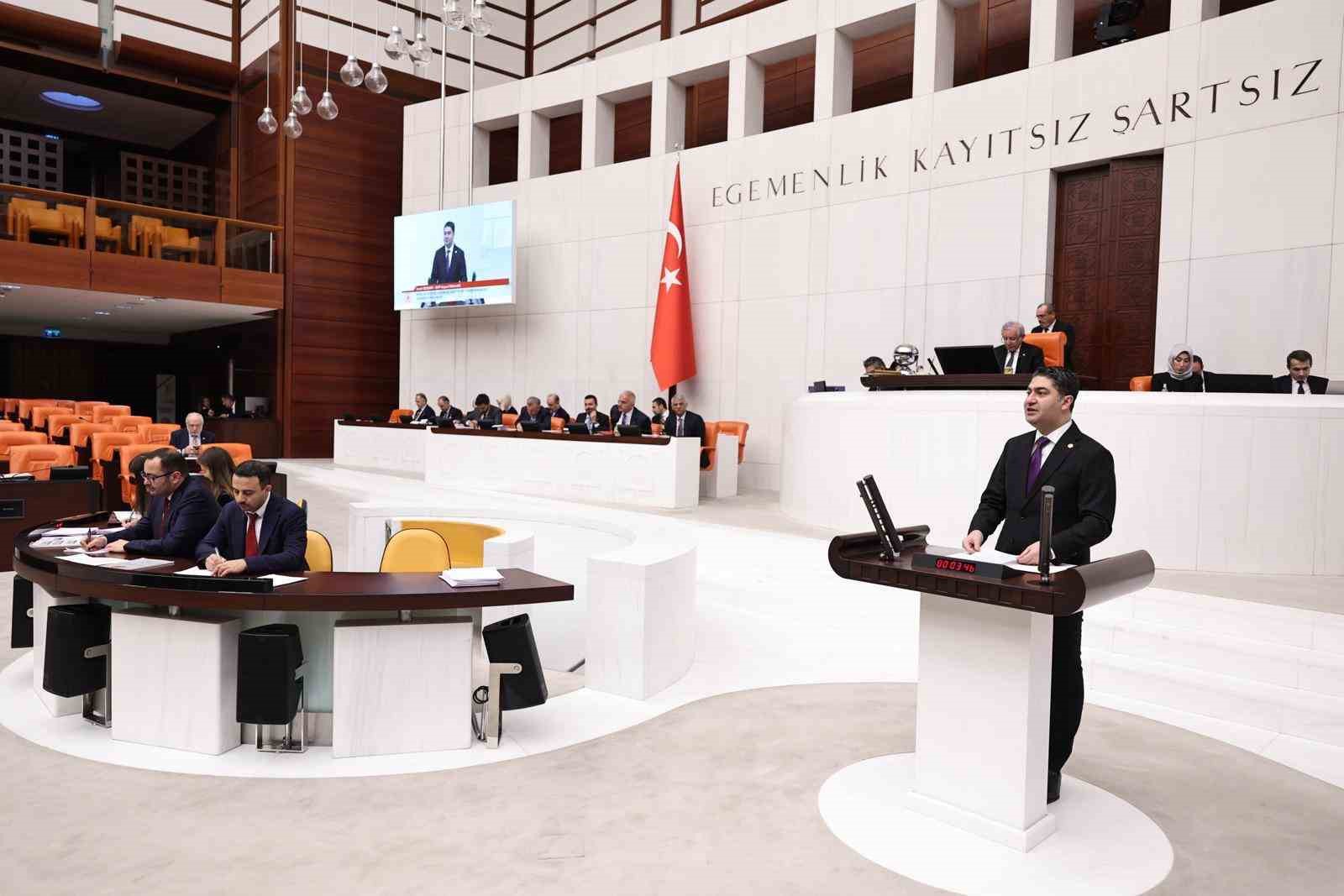 MHP’li Özdemir: "Basın kartı bulunmayan veya kurumsal bir kimlik altında akredite edilmemiş şahısların basın faaliyeti adı altında yürüttükleri çalışmaların engellenmeli"
