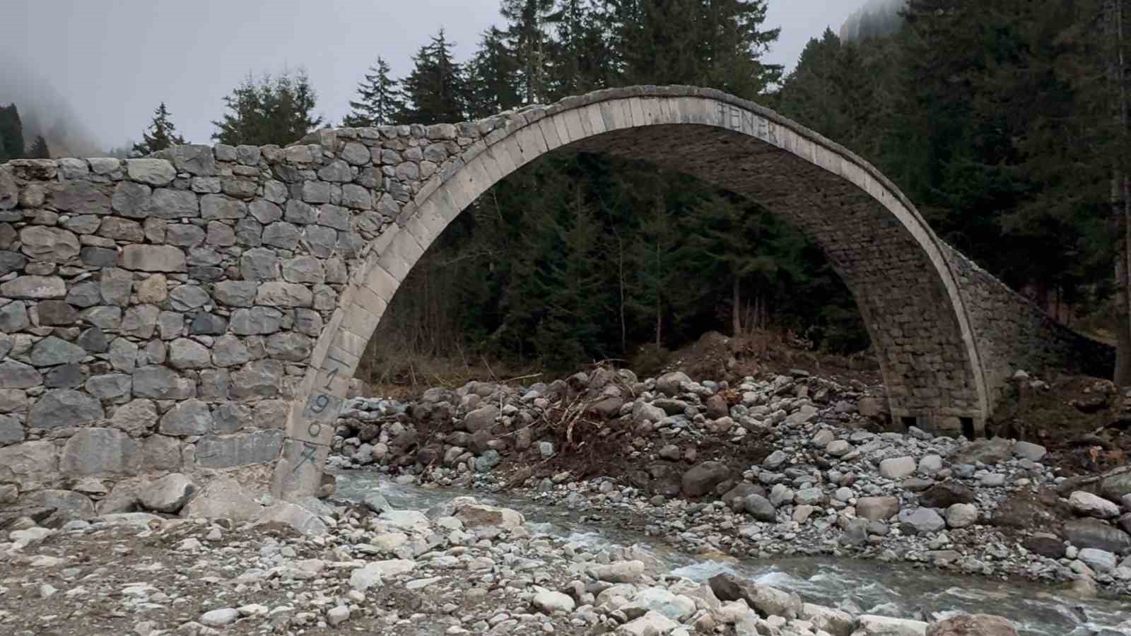 Rize’de tarihi kemer köprüye sprey boya ile zarar verildi
