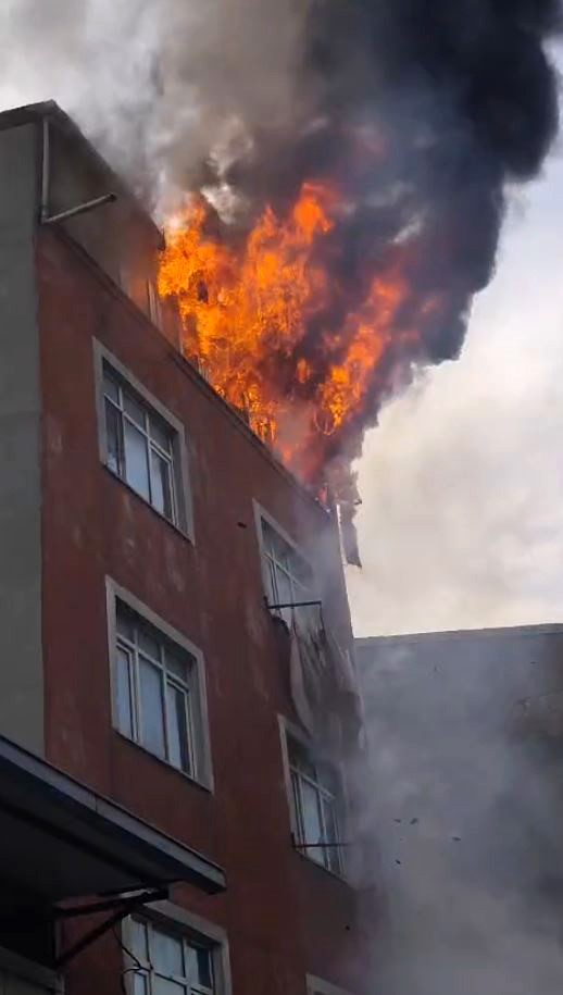 Sultangazi’de bir binada çıkan yangında can pazarı: Alevlerin arasından atladı
