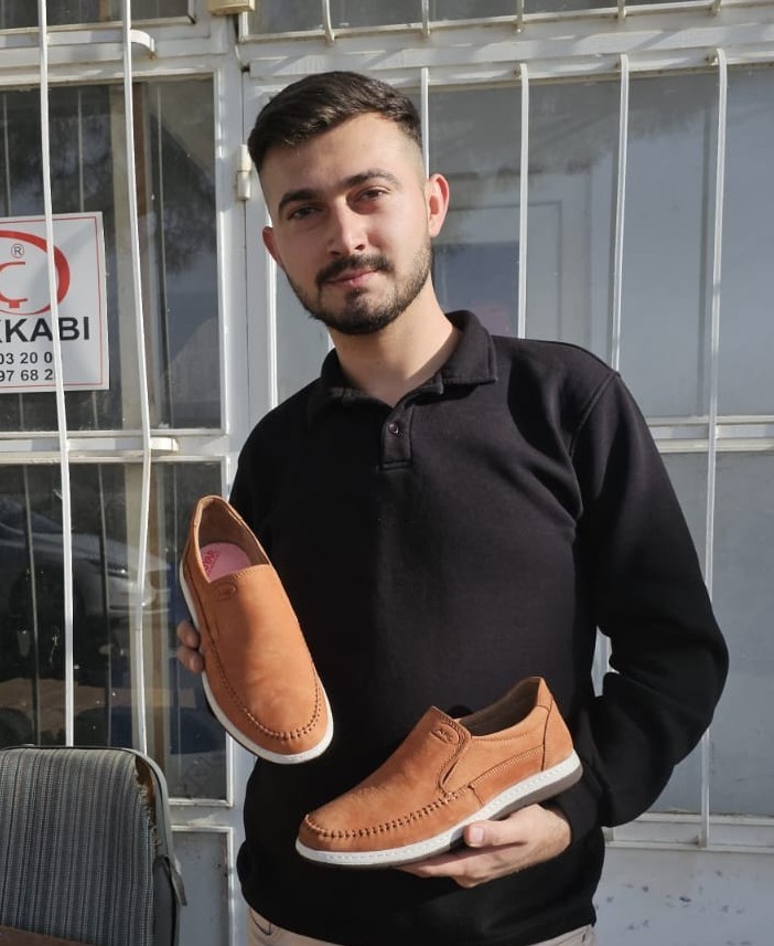 Öğrenciler babalarına ayakkabı yaptı
