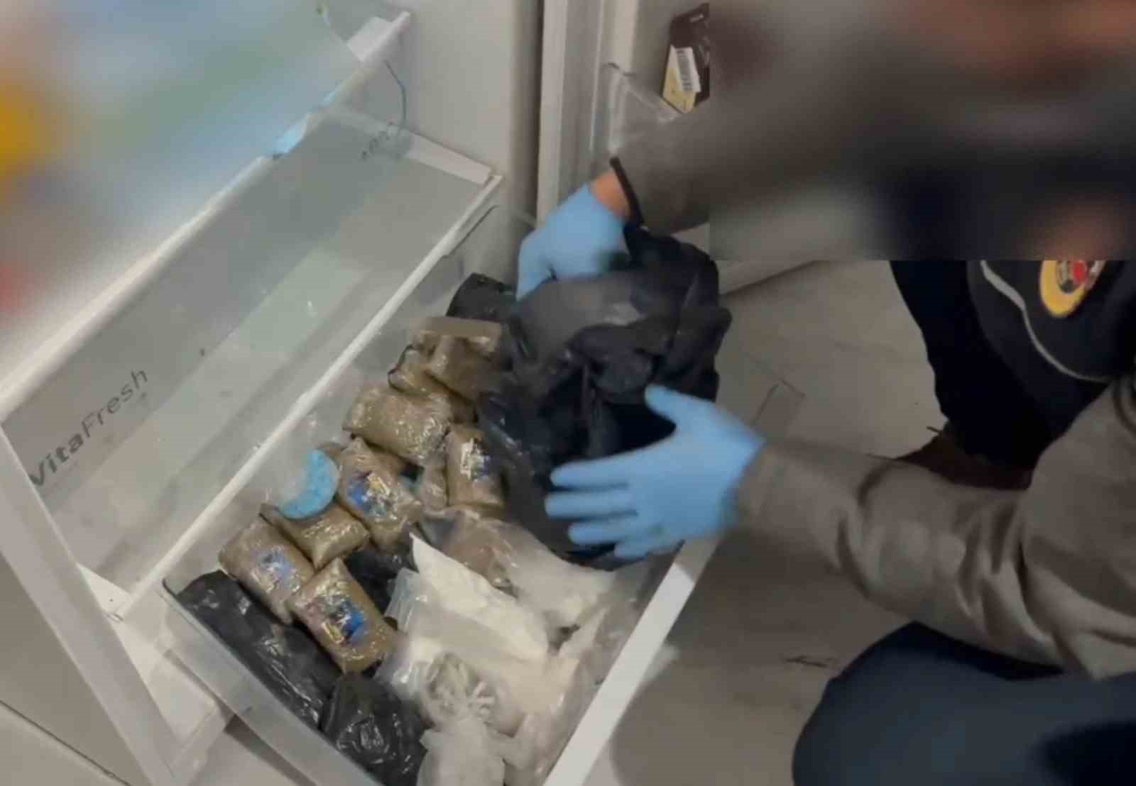 Buzdolabından esrar ve kokain gardıroptan tabanca ve para çıktı