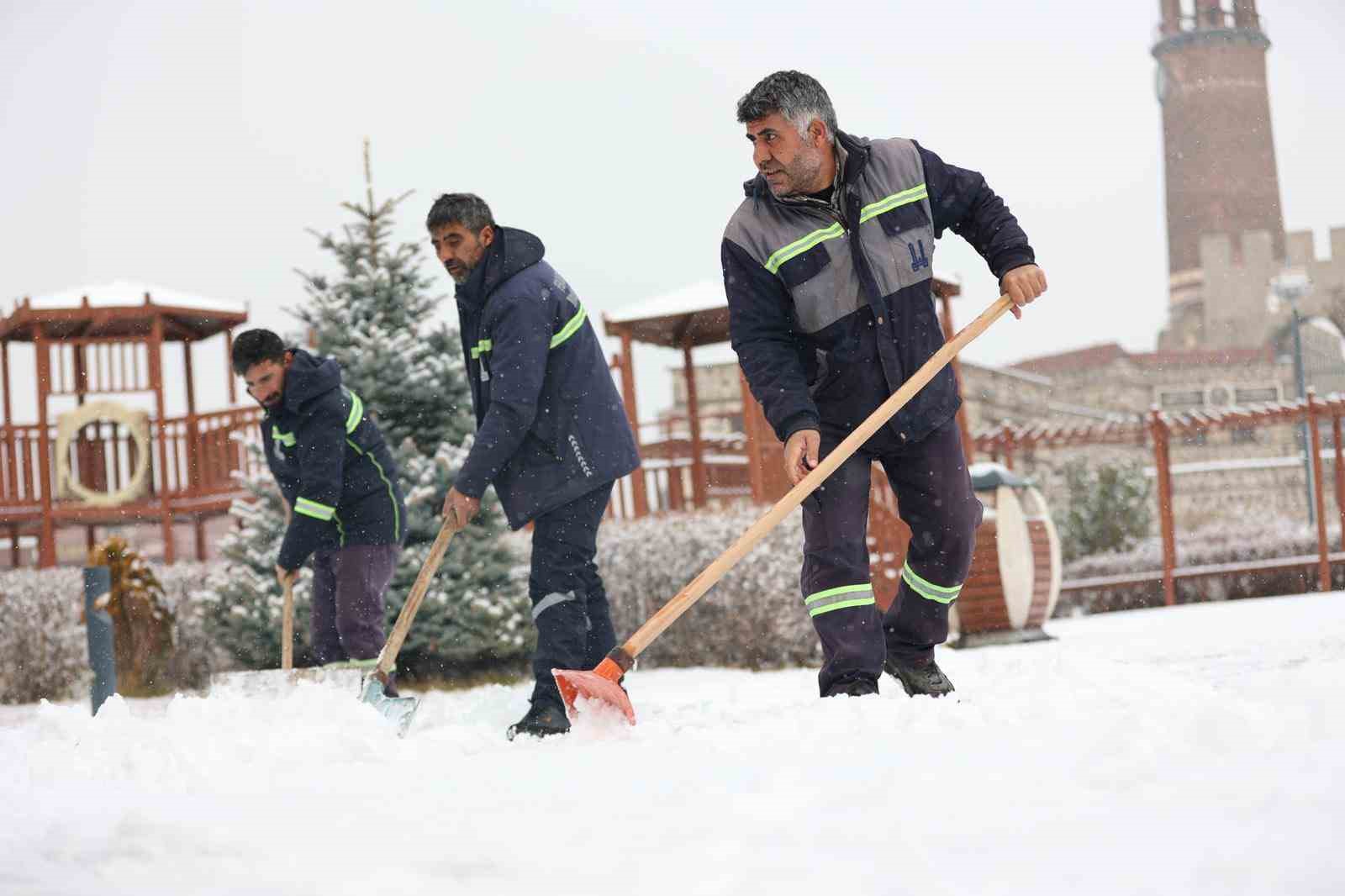 Erzurum Büyükşehir’den karla mücadele