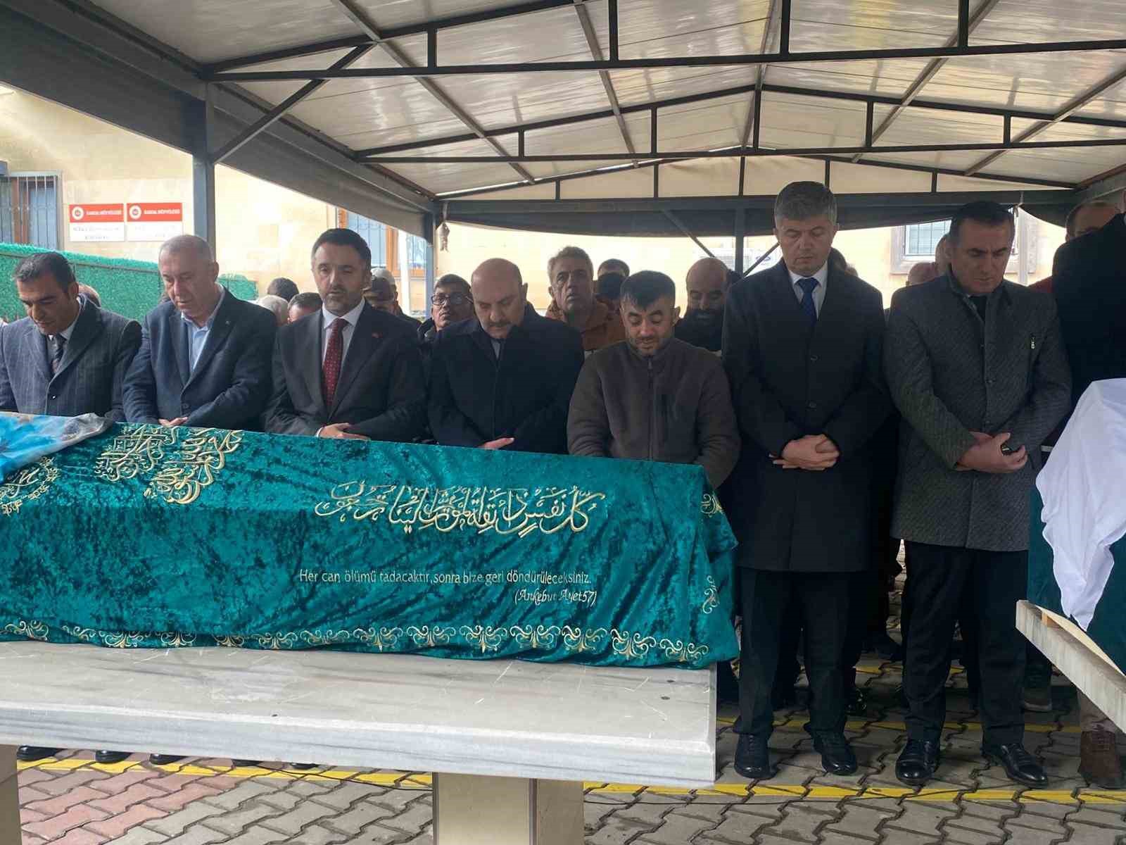 Pendik’teki yangın faciasında hayatlarını kaybeden çocuklar son yolculuklarına uğurlandı