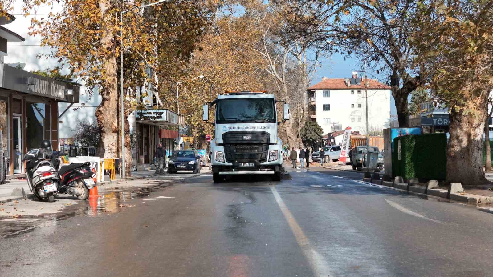 Sındırgı’da hasarlı binaların yıkımı sonrası temizlik çalışmaları sürüyor