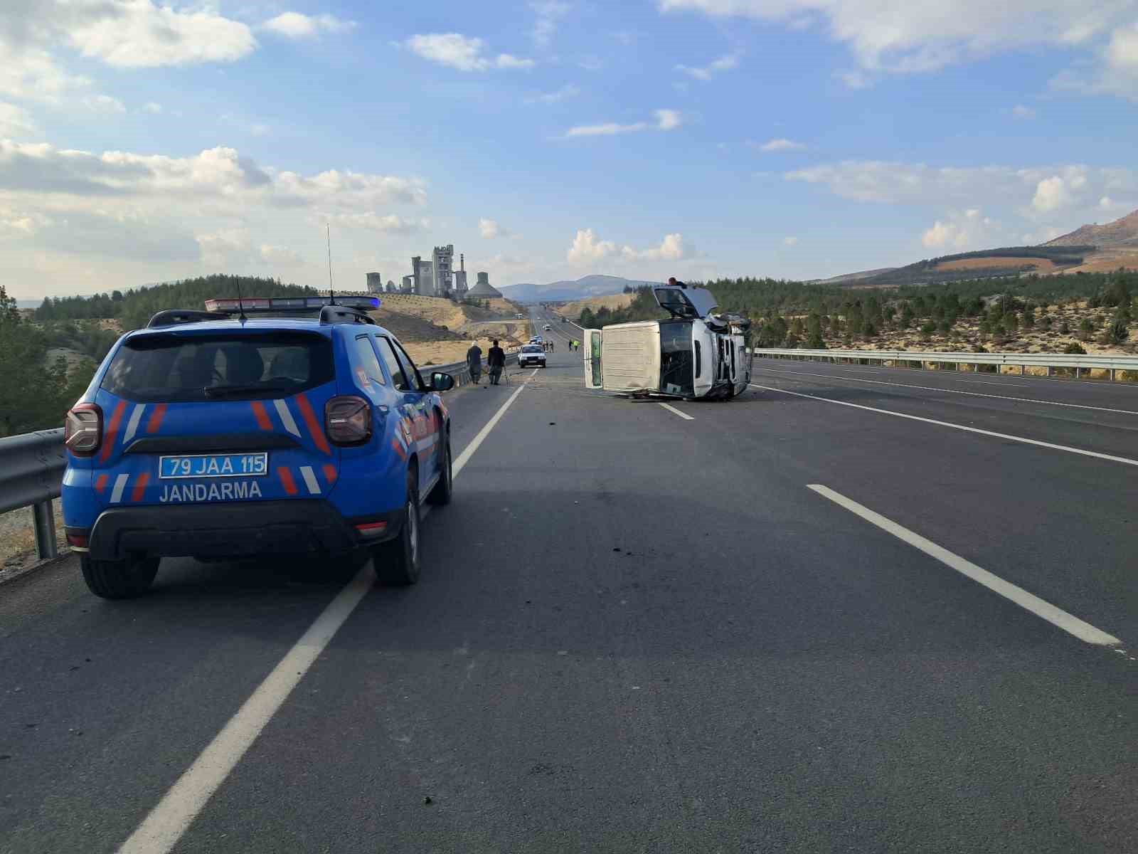 Kilis-Hatay karayolunda panelvanla cip çarpıştı: 3 yaralı