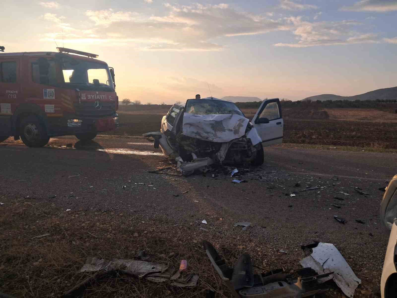 Kilis’te iki araç kafa kafaya çarpıştı: 3 yaralı