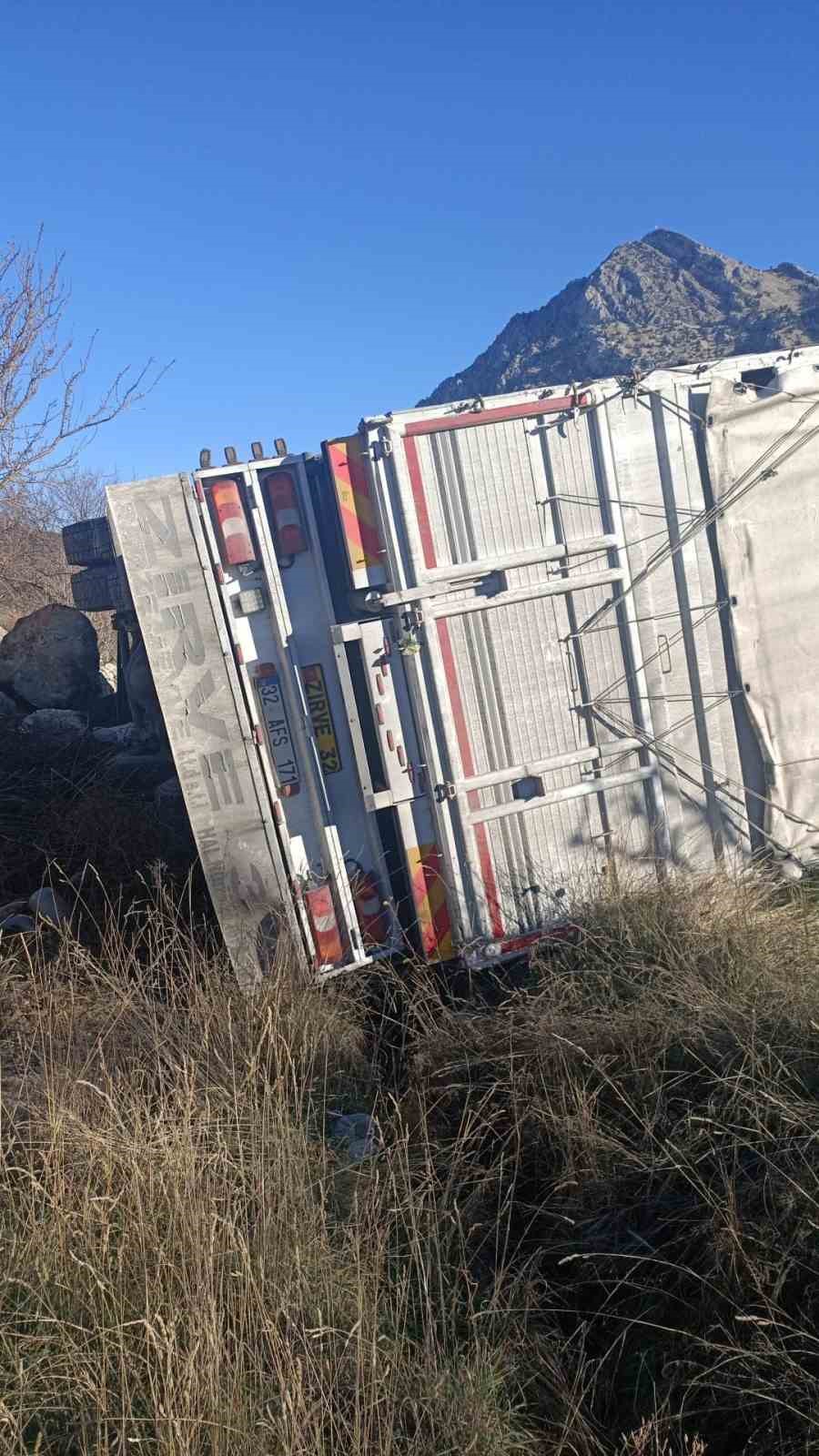 Isparta’da kontrolden çıkan kamyon şarampole devrildi, sürücü yaralandı