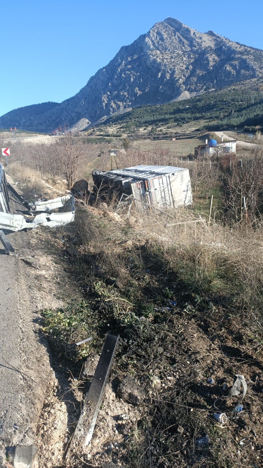 Isparta’da kontrolden çıkan kamyon şarampole devrildi, sürücü yaralandı